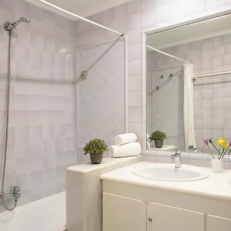 Apartment Singularstays Reina Ii
